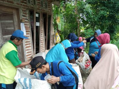 Penimbangan Sampah Perdana Bulan Februari oleh Petugas Bank Sampah Jati Lestari