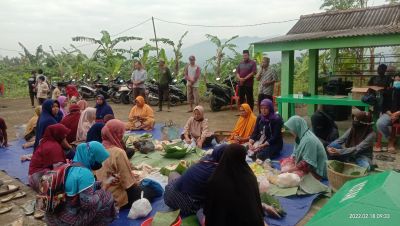 Adat Bersih Makam dan Kenduri Bersama Masyarakat  Desa Jatiluhur di Bulan Rajab