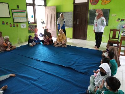 Pemeriksaan Kesehatan bagi Anak-anak PAUD A Luhur Mandiri oleh Bidan Desa