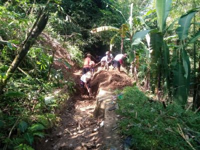 KERJA BAKTI PENGANGKATAN MATERIAL LONGSOR
